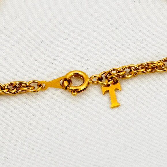 Vintage Trifari Large Gold Tone Pendant and Long Trifari Rope Chain - Picture 9 of 10